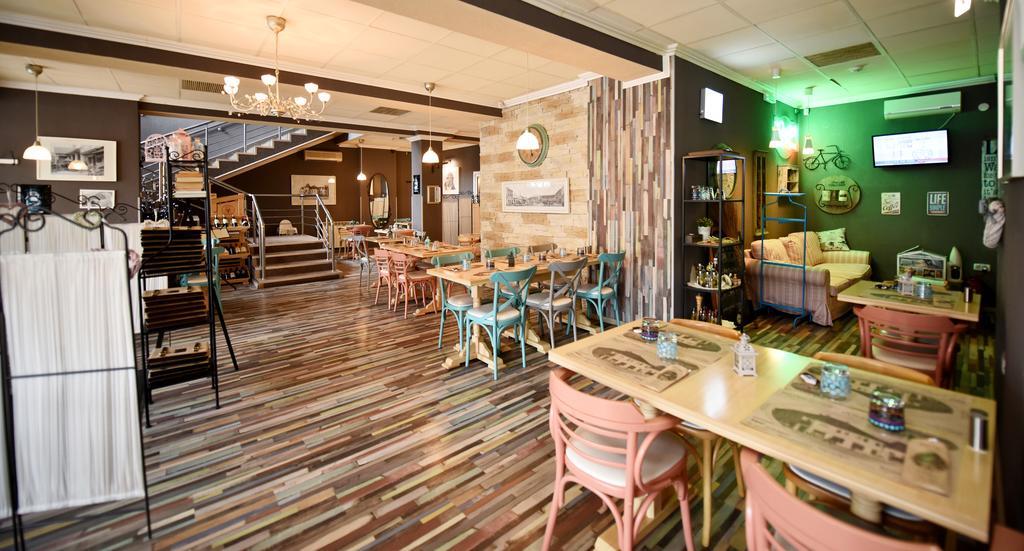 Artmotel & Bistro Haţeg Buitenkant foto